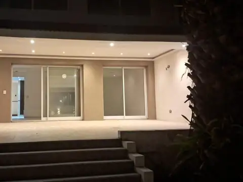Casa en Venta con 3 cocheras