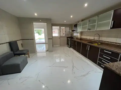 Venta de chalet 5amb con piscina en Acassuso