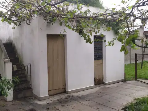 Casa en buena ubicaicon sobre amplio lote 