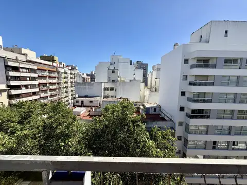 Almirante Brown 2500, Piso 8