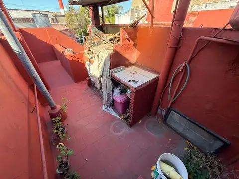 Venta Casa 3 ambientes amplia Terraza y Quincho, en Parque Avellaneda