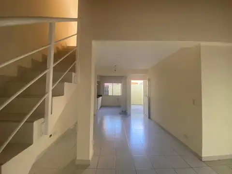 Casa en Alquiler en Valentín Alsina, $ 600.000