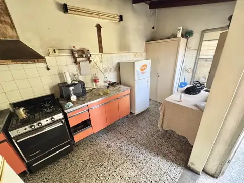Chalet 3 ambientes en planta baja a reciclar.