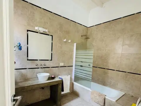 Casa 6 ambientes con 4 baños