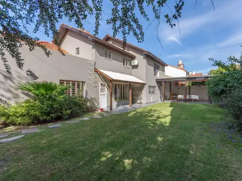 Casa en venta en Olivos, 4 dormitorios, jardín, actualizada.