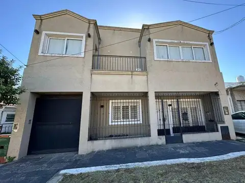 Casa en venta - 2 Dormitorios 2 Baños - Cochera - 160Mts2 - Morón