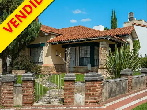 Chalet 4 amb. en esquina s/lote propio de 609m2