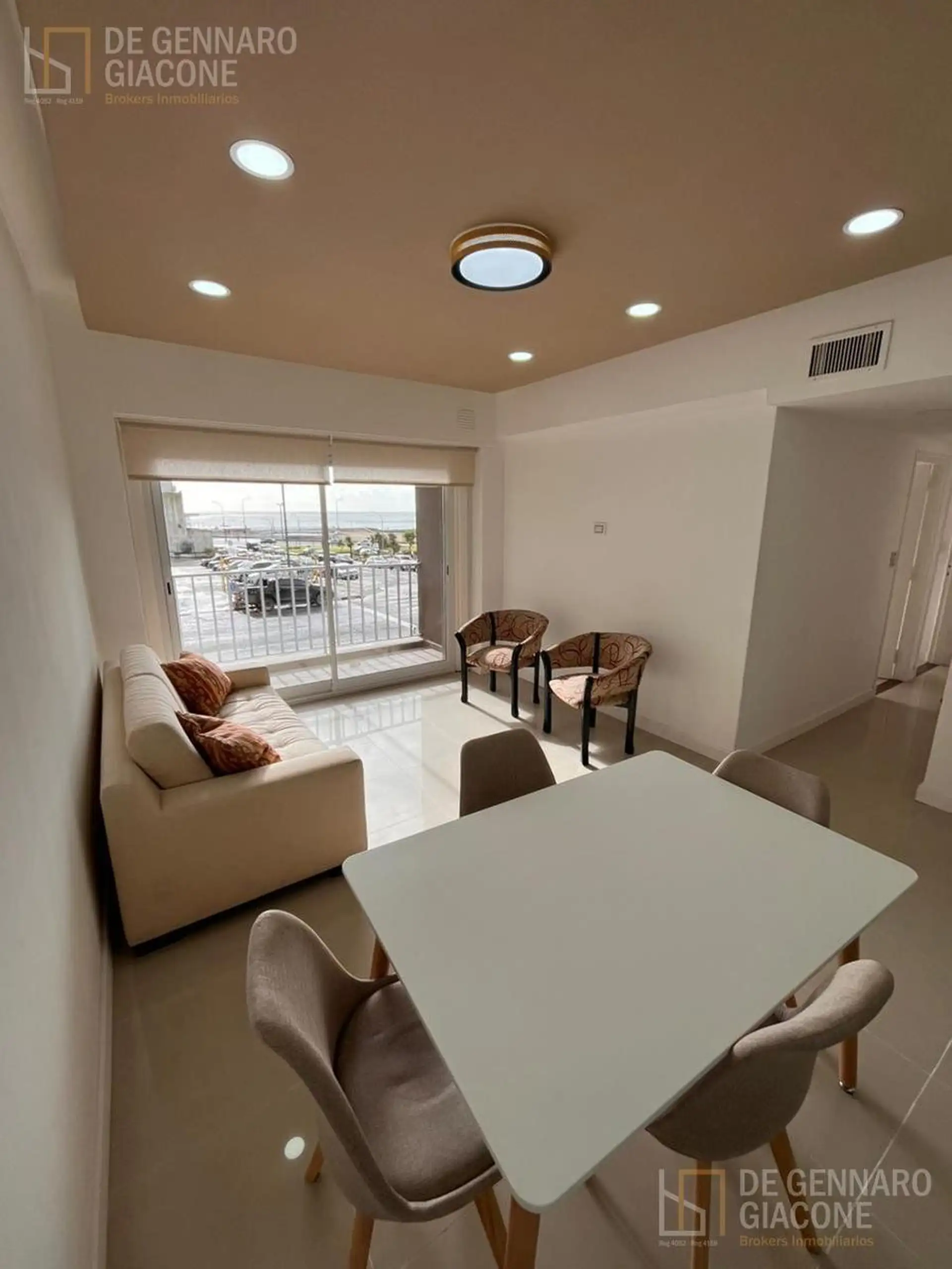 Departamento - TRES AMBIENTES A LA CALLE CON BALCÓN Y VISTA AL MAR