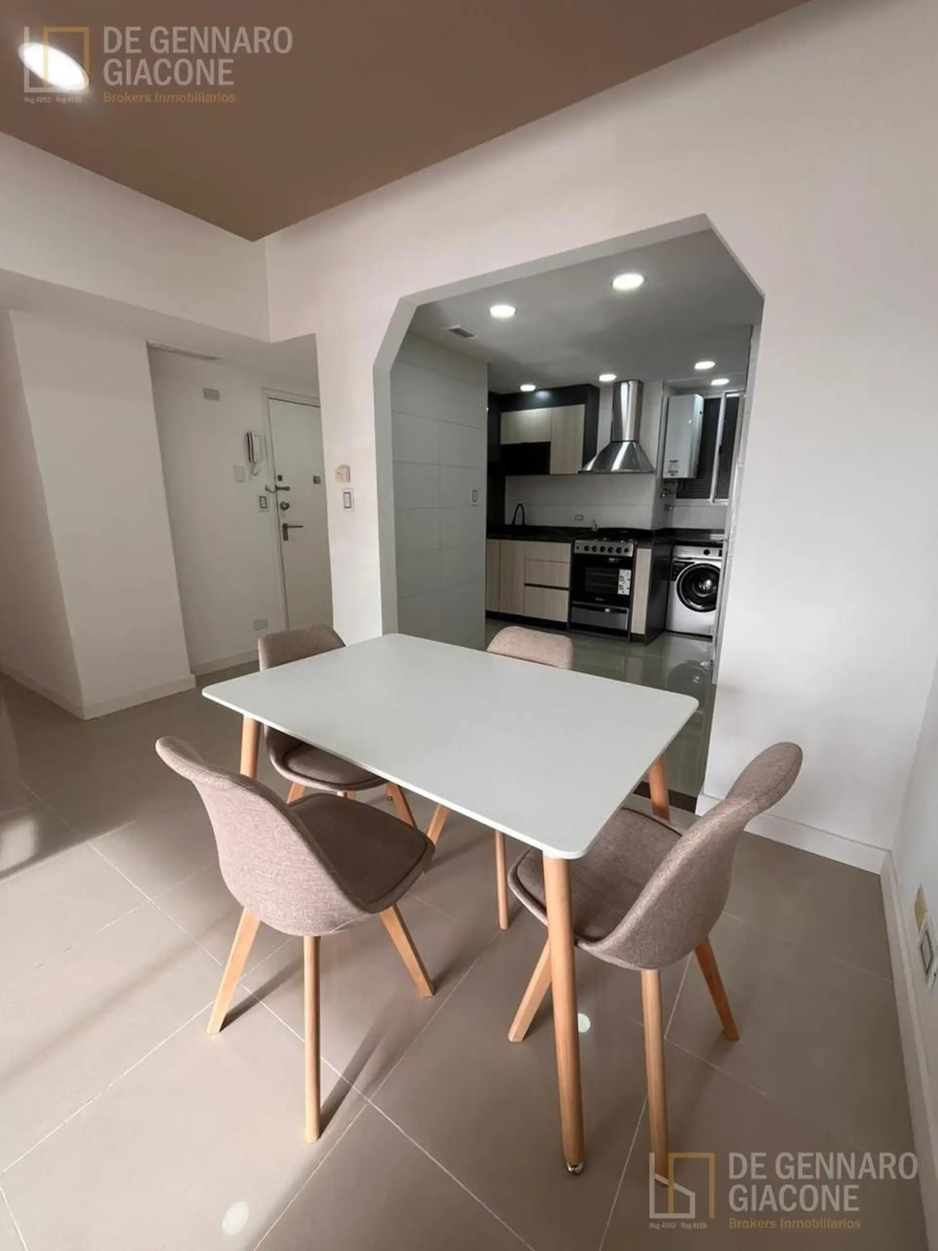 Departamento - TRES AMBIENTES A LA CALLE CON BALCÓN Y VISTA AL MAR
