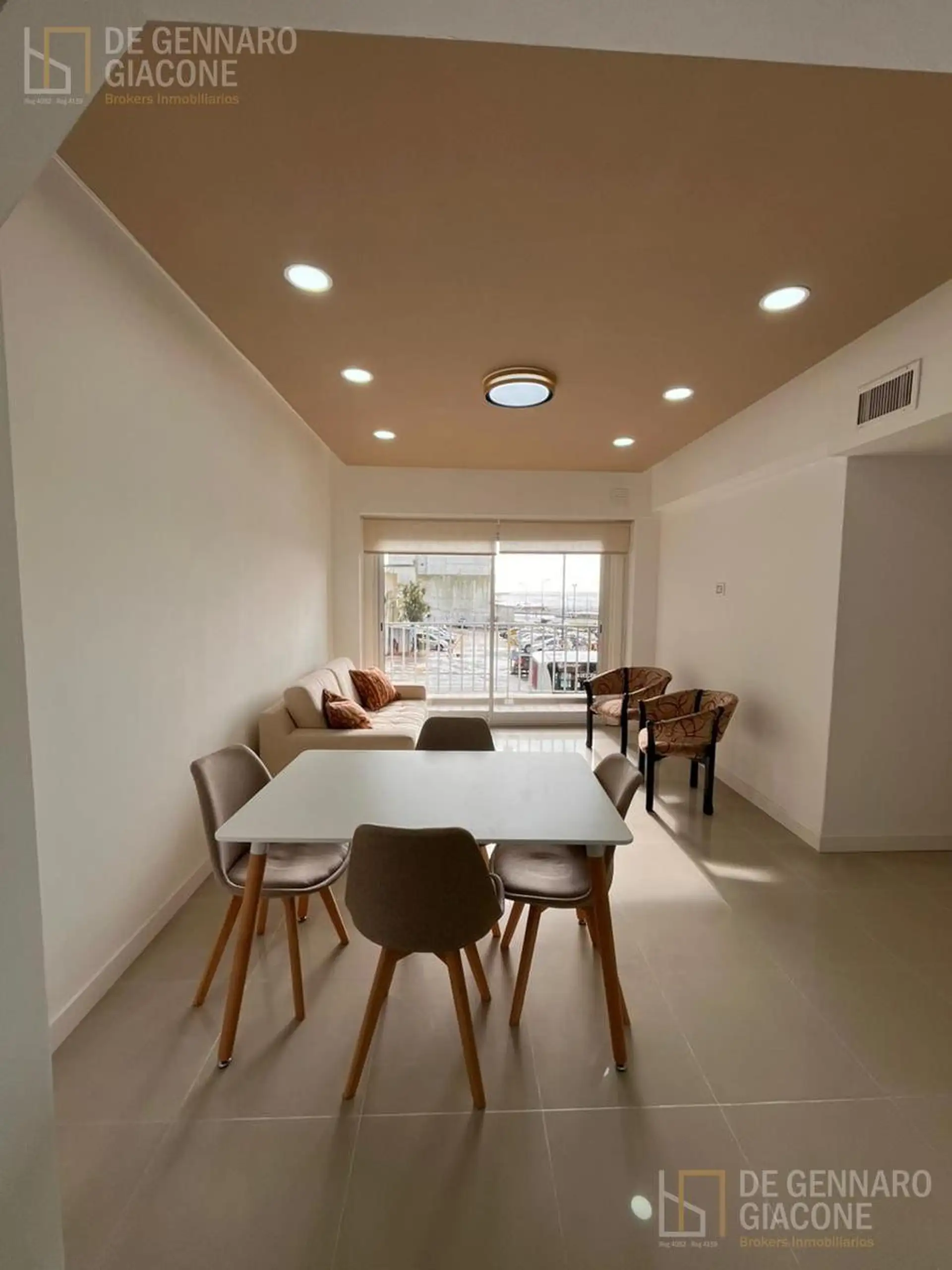 Departamento - TRES AMBIENTES A LA CALLE CON BALCÓN Y VISTA AL MAR