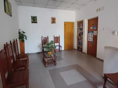 oficina de 30m2 aprox con baño y sala de espera compartida