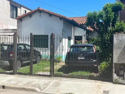 CASA  MUY BIEN UBICADA PROX. ESTACION BOULOGNE