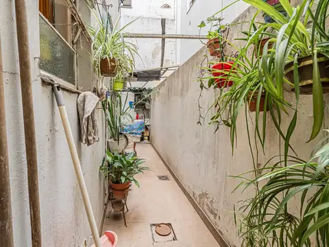 3 AMB. EN PB CON PATIO S/AVDA.!