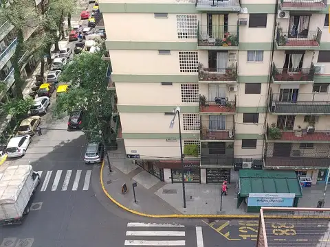 AMPLIO Dpto 4 ambs al frente con balcón  Excelente ubicació
