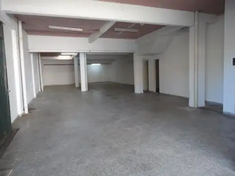 Galpon en PH en alquiler de 170m2 con portón manual y entrada de auto