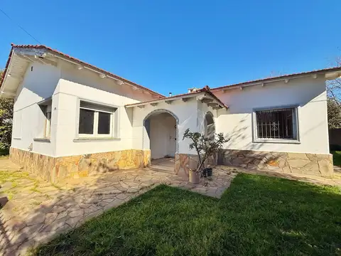 Casa de 3 dormitorios con parque y pileta en VENTA, Gonnet.
