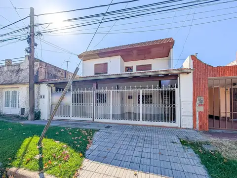 CASA EN VENTA PB 2 DORMITORIOS CON JARDÍN COCHERA