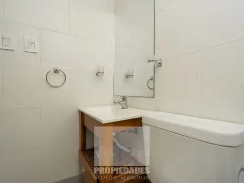 Venta con Renta. 9% anual en USD. PH Monoambiente con patio. Edificio casi a estrenar.