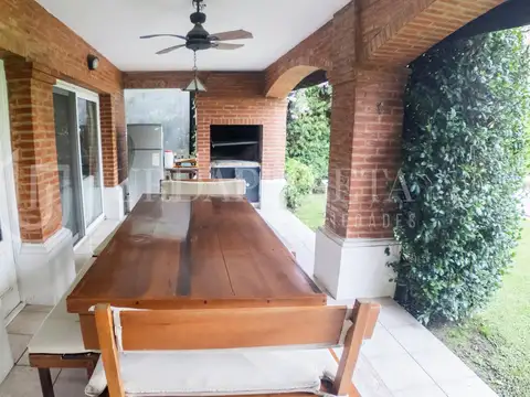 Casa en Venta con 3 cocheras