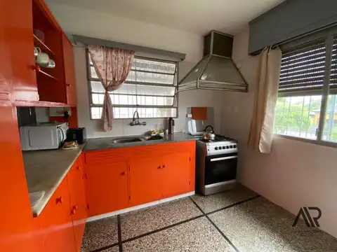 Casa en venta c/ cochera en La Teja