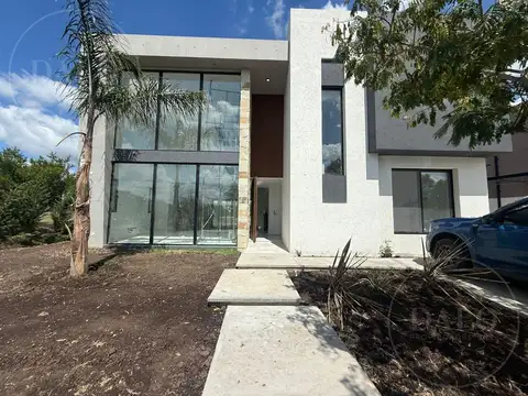 Casa 4 ambientes en Venta en Santa Elena