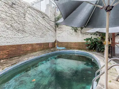 Casa de 3 plantas con pileta y cochera en Belgrano