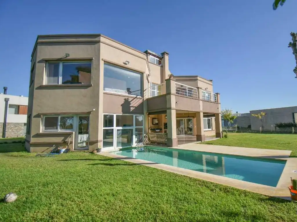 Casa en Venta - 4 dormitorios - USD 450.000