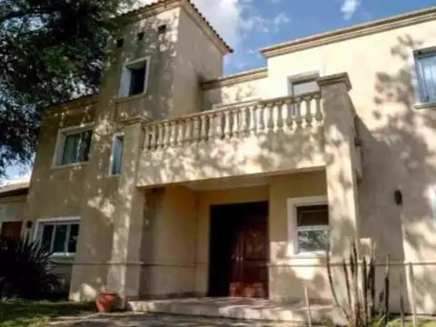 Casa en venta - 5 Dormitorios 5 Baños - Chascomus