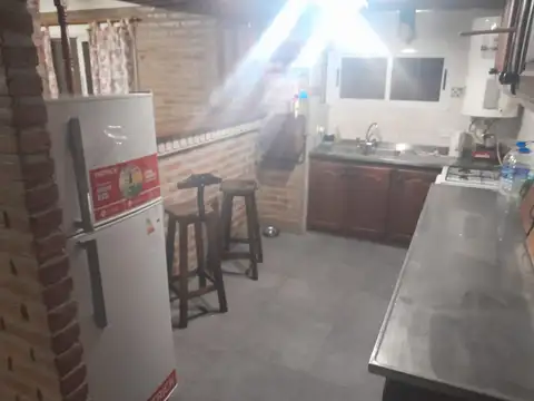 Casa 8 ambientes con 2 baños