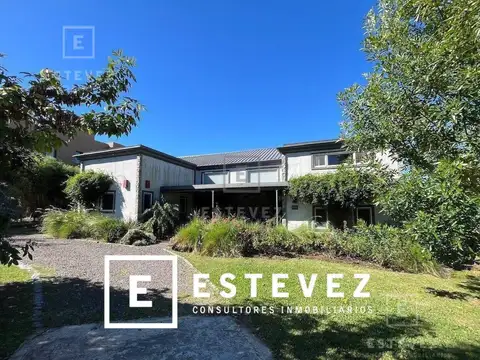 Casa en venta. Espaciosa. Lote interno. Barrio Cerrado, Escobar
