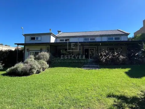 Casa en Venta con 3 cocheras