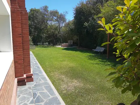 Casa 7 ambientes con 2 baños