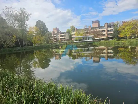 Villa del Lago, Pilar 100