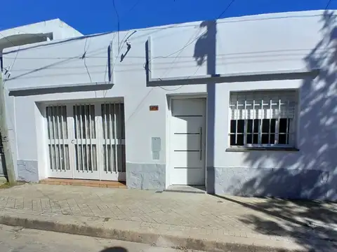 Casa Reciclada a nueva con cochera, patio y parrilero, al frente con todos los servicios.