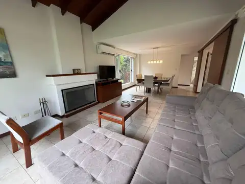 Casa 6 ambientes con 2 baños