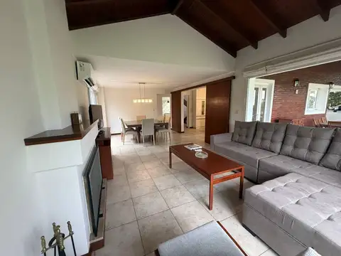 Casa en Alquiler con 2 cocheras
