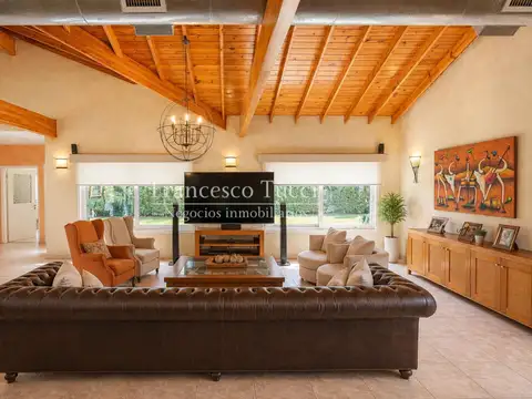 Casa en Venta con 2 cocheras