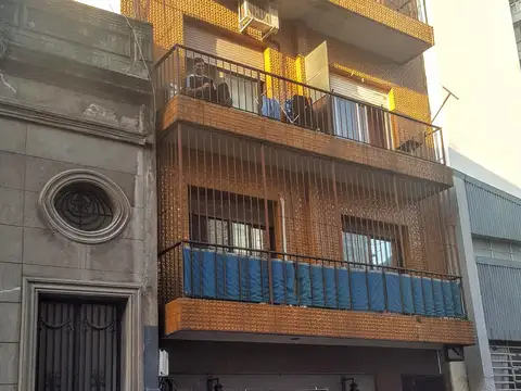 Alquilo Monoambiente en muy buen estado con orientación Norte y vista plena a la Av. Independencia.