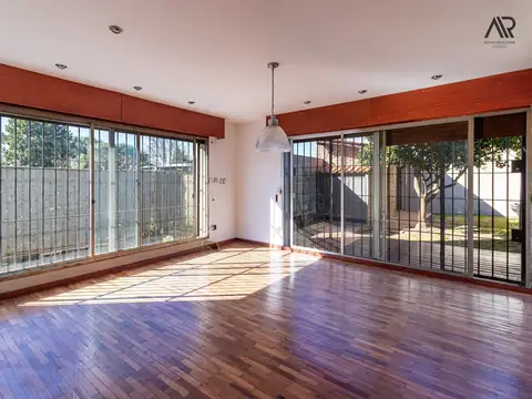 Casa 8 ambientes con 5 baños