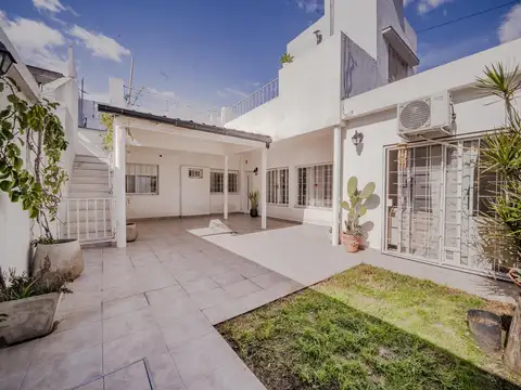 Venta PH 4 ambientes con 194 m2 patio terraza en Santos Lugares