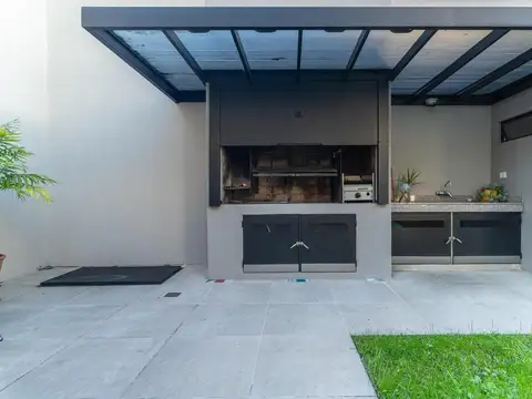 Casa 9 ambientes con 5 baños
