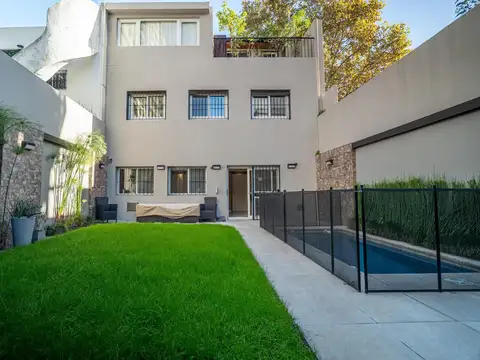 casa a la venta sobre lote propio con jardin, pileta, parrilla y 2 cocheras en Nuñez