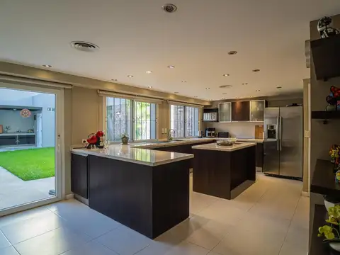 Oportunidad en nuñez: casa unica de 245m con jardin, pileta, parrilla y 2 cocheras
