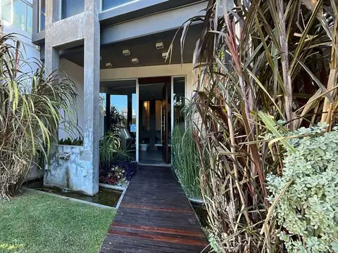 VENTA DE DEPARTAMENTO EN PINAMAR. COCHERA CUBIERTA