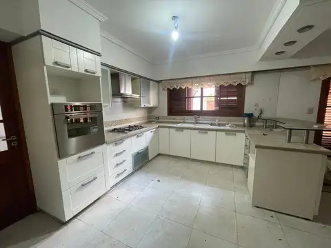 Venta Casa 5 ambientes en Remedios de Escalada con cochera y patio