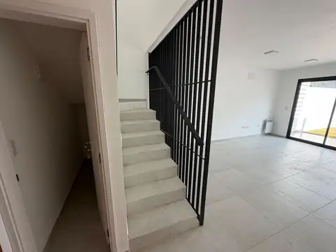 Depto Tipo Casa en Alquiler con 2 cocheras