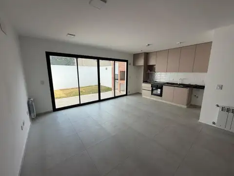 Depto Tipo Casa en Alquiler de 4 ambientes