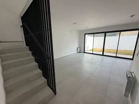 Depto Tipo Casa en Alquiler de 3 dormitorios