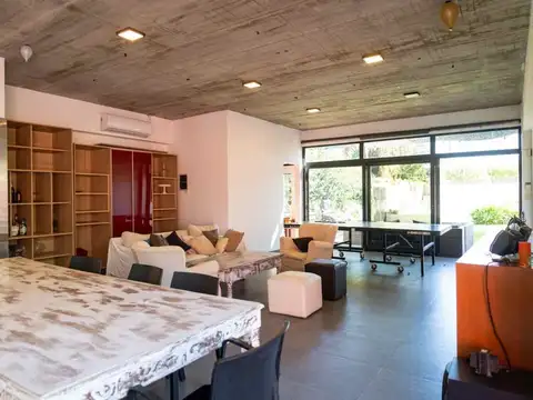 Casa en Venta con 3 cocheras