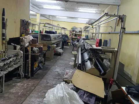 Galpón en venta con vivienda u oficinas a refaccionar